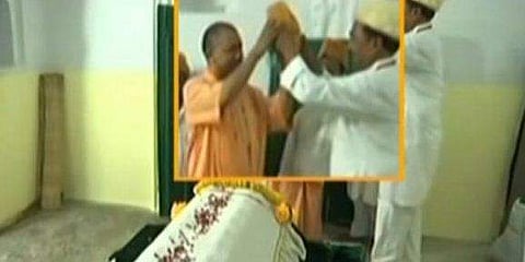 കബീര്‍ സ്മാരകത്തില്‍ തൊപ്പി ധരിക്കാന്‍ വിസമ്മതിച്ച് യോഗി ആദിത്യനാഥ്; മോദിയുടെ വഴിയേ യോഗിയും (വീഡിയോ)
