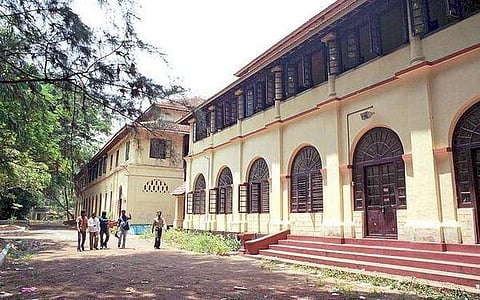 മഹാരാജാസ് കോളെജില്‍ ഡിഗ്രി അലോട്ട്‌മെന്റ് ലിസ്റ്റില്‍ ക്രമക്കേടെന്ന് പരാതി; വിവരാവകാശം നല്‍കിയതിന് പ്രിന്‍സിപ്പല്‍ മോശമായി പെരുമാറിയെന്ന് പരാതിക്കാരന്‍,സ്വയംഭരണം കിട്ടിയതോടെ തോന്നുംപടിയാണ് കാര്യങ്ങളെന്ന് അധ്യാപകരും