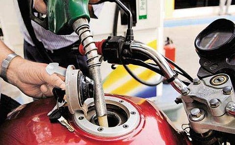 ഈ വര്‍ഷത്തെ ഏറ്റവും താഴ്ന്ന നിലയിലേക്ക് പെട്രോള്‍ വില