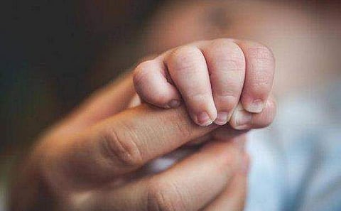 കളിക്കുന്നതിനിടെ റെയിൽപാളത്തിലേക്ക് ഓടിക്കയറി; രണ്ടുവയസുകാരി‌ക്ക് ദാരുണാന്ത്യം