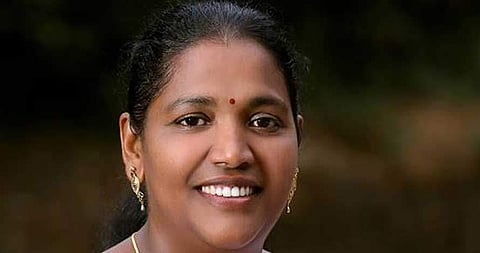 സഹോദരിയുടെ സൊസൈറ്റിക്ക് വഴിവിട്ട് സര്‍ക്കാര്‍ സഹായം : ഇ എസ് ബിജിമോളോട് സിപിഐ വിശദീകരണം തേടി