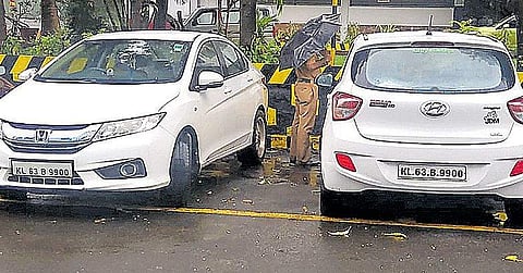 ഹോട്ടലിലെത്തിയ രണ്ട് കാറുകള്‍ക്ക് ഒരേ നമ്പര്‍; ദുരൂഹതയെന്ന് പൊലീസ്