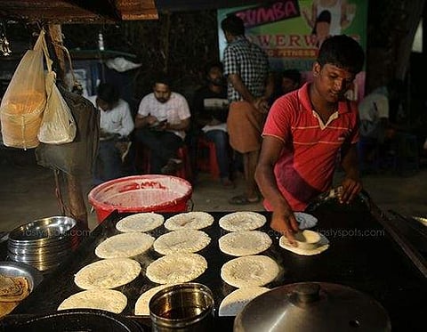 അത്താഴപ്പഷ്ണിക്കാരുണ്ടോ... തട്ടുകടകള്‍ നിങ്ങളെ കാത്തിരിക്കുന്നു