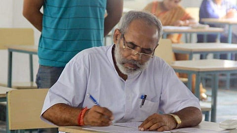 55 വയസ്സുകാരനായ എംഎല്‍എയ്ക്ക് പിഎച്ച്ഡി എടുക്കണം; അദ്യകടമ്പയായി ഡിഗ്രി പരീക്ഷയെഴുതി