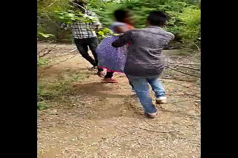 16കാരിയെ അക്രമിസംഘം വലിച്ചിഴച്ച് കാട്ടില്‍ കൊണ്ടുപോയി പീഡിപ്പിച്ചു; വീഡിയോ പ്രചരിപ്പിച്ചതിന് പിന്നാലെ ഒരാള്‍ അറസ്റ്റില്‍