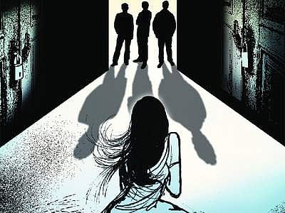 സ്‌കൂള്‍ കലോത്സവത്തിനിടെ ഒന്‍പതാം ക്ലാസുകാരിയെ പീഡിപ്പിച്ച കാമുകനും സുഹൃത്തുക്കളും പിടിയില്‍