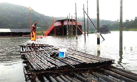 ഇടുക്കിയില്‍ ജലനിരപ്പ് ഉയരുന്നു ; അയ്യപ്പന്‍കോവില്‍ ക്ഷേത്രം വെള്ളത്തില്‍