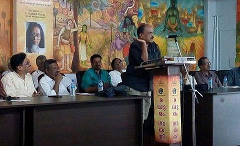  ഒ വി വിജയന്‍ വര്‍ഗ്ഗീയവാദിയെന്ന് പരോക്ഷമായി ആക്ഷേപിച്ച് സക്കറിയ, വീരനായകനായി തോന്നിയിട്ടില്ല; പ്രതിഷേധവുമായി സാഹിത്യലോകം