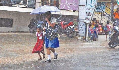 കനത്ത മഴ; വിദ്യാലയങ്ങള്‍ക്ക് നാളെ അവധി 
