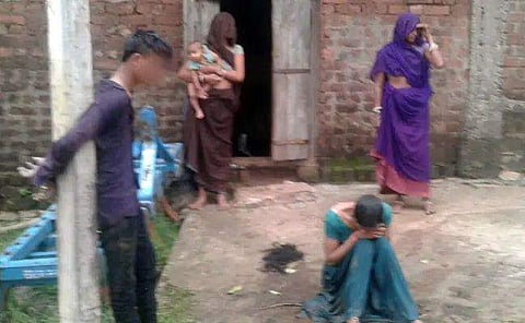 വീട്ടുകാരുടെ എതിര്‍പ്പ് വകവെക്കാതെ വിവാഹം കഴിച്ചു ; യുവ ദമ്പതികളെ നഗ്നരാക്കി മര്‍ദിച്ചു, മൂത്രം കുടിപ്പിച്ചു