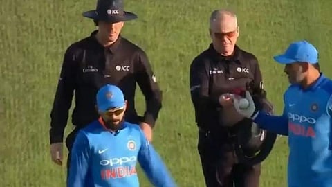 ആ പന്ത് വാങ്ങിയത് ലോക കപ്പ് മുന്നില്‍ കണ്ടെന്ന് ധോനി, റിവേഴ്‌സ് സ്വിങ് വന്ന വഴി തേടി