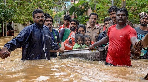 ദുരിതപ്പെയ്ത്ത് തുടരുന്നു ; പെരിയാര്‍ കരകവിഞ്ഞു, തൃശൂരും പാലക്കാടും കോഴിക്കോട്ടും ഉരുള്‍ പൊട്ടല്‍, ഇന്ന് നാലു മരണം
