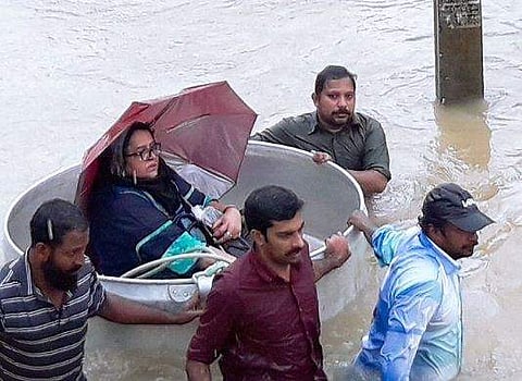 മല്ലിക സുകുമാരന്റെ വീട് വെള്ളത്തില്‍ മുങ്ങി; രക്ഷാപ്രവര്‍ത്തനത്തിന്റെ ദൃശ്യങ്ങള്‍
