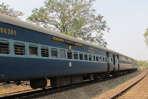 പാഞ്ഞുവരുന്ന ട്രയിനിന് മുന്‍പില്‍ പ്ലസ് ടു വിദ്യാര്‍ത്ഥികളുടെ സെല്‍ഫി ശ്രമം; ട്രയിന്‍ ബ്രേക്കിട്ടു; ഒഴിവായത് വന്‍ അപകടം