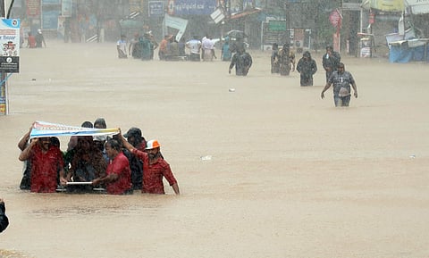 പത്തനംതിട്ടയും ചാലക്കുടിയും ഒറ്റപ്പെട്ടു; തൂതപ്പുഴ ഗതിമാറി ഒഴുകുന്നു; എറണാകുളം വൈപ്പിനില്‍ വെള്ളം കയറുന്നു