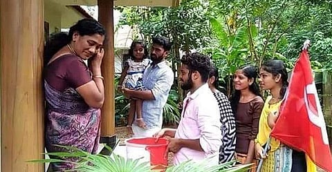 കാതിന് ഇപ്പോള്‍ കമ്മല്‍ വേണ്ട; ദുരിതബാധിര്‍ക്കായി കമ്മല്‍ ഊരി നല്‍കി വീട്ടമ്മ