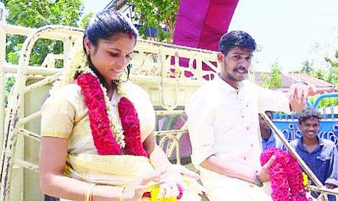 പ്രളയക്കെടുതിയിലെ കാമുകിയുടെ ജീവിതം കണ്ട് മനസ്സലിഞ്ഞു ; ദുരിതാശ്വാസ ക്യാംപ് ഒറ്റ രാത്രി കൊണ്ട് വിവാഹവേദിയായി