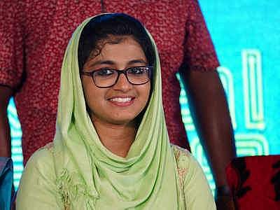 പാട്ടുപാടിയത് മന്ത്രിക്ക് ഇഷ്ടമായി: സ്‌കൂള്‍ വിദ്യാര്‍ത്ഥിനിക്ക് സിനിമയില്‍ പാടാന്‍ അവസരം