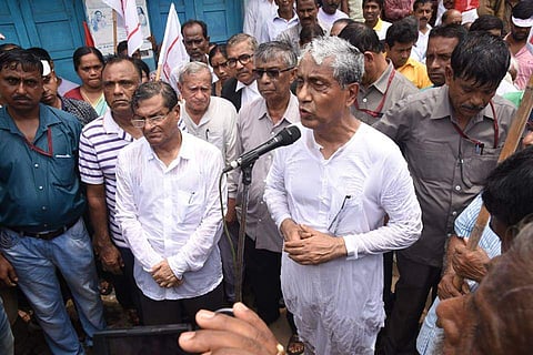 മുന്‍മുഖ്യമന്ത്രിക്ക് നേരെ ജലപീരങ്കി; നനഞ്ഞു കുളിച്ച് പ്രവര്‍ത്തകരെ അഭിസംബോധന ചെയ്ത് മണിക് ദാ (വീഡിയോ)