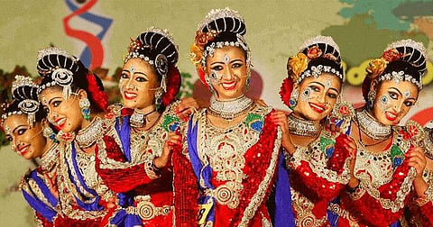 സംസ്ഥാന സ്‌കൂള്‍ കലോത്സവം നടത്തും, ആര്‍ഭാടം ഒഴിവാക്കും; വിദ്യാര്‍ത്ഥികള്‍ക്ക് ഗ്രേസ് മാര്‍ക്ക് നഷ്ടമാക്കരുതെന്ന് മുഖ്യമന്ത്രി 
