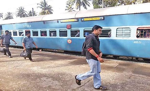 സ്റ്റോപ്പില്‍ നിര്‍ത്താന്‍ ലോക്കോ പൈലറ്റ് മറന്നു; മലബാര്‍ എക്‌സ്പ്രസ് പാഞ്ഞു