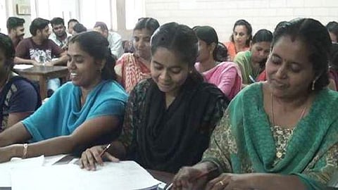 ഒരേ ബഞ്ചിലിരുന്ന് മത്സരിച്ച് പഠിക്കുകയാണ് അമ്മയും മകളും നാത്തൂനും; കണ്ട് പഠിക്കെന്ന് സഹപാഠികള്‍