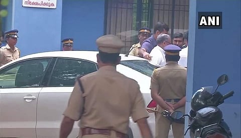 ബിഷപ്പിന്റെ മറുപടികള്‍ തൃപ്തികരമല്ലെന്ന് അന്വേഷണസംഘത്തിന്റെ വിലയിരുത്തല്‍ ; ഫ്രാങ്കോ മുളയ്ക്കലിനെ ചോദ്യം ചെയ്യുന്നത് തുടരുന്നു, അറസ്റ്റിന് സാധ്യത 