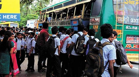 ഇന്ധന വില വെല്ലുവിളിയാകുന്നു ; സംസ്ഥാനത്ത് ഒരാഴ്ച നിരത്തൊഴിഞ്ഞത് 200 സ്വകാര്യ ബസ്സുകള്‍