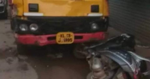 ഡെപ്യൂട്ടി തഹസില്‍ദാരെ ലോറിയിടിപ്പിച്ച് കൊലപ്പെടുത്താന്‍ മണല്‍ മാഫിയ ശ്രമം;തഹസില്‍ദാരുടെ വാഹനം ഇടിച്ചുതെറിപ്പിച്ചു