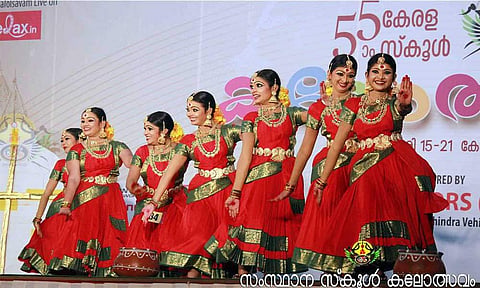 സംസ്ഥാന കലോത്സവം ഉപേക്ഷിക്കില്ല; ആര്‍ഭാടം കുറച്ച് നടത്താന്‍ ആലോചന