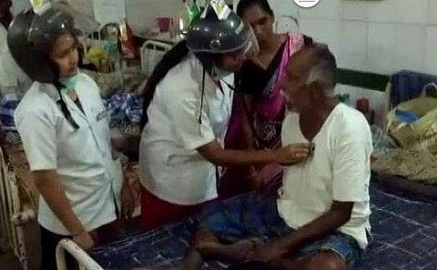 ഇടിഞ്ഞു പൊളിഞ്ഞ് വീഴാറായി സര്‍ക്കാര്‍ ആശുപത്രി ; ജോലിക്ക് ഹെല്‍മറ്റും ധരിച്ചെത്തി ഡോക്ടര്‍മാരുടെ പ്രതിഷേധം