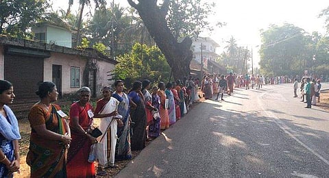 കാസര്‍കോട് കല്ലേറും തീയിടലും ;  വനിതാ മതില്‍ തടസപ്പെട്ടു; പിന്നില്‍ ആര്‍എസ്എസ് എന്ന് സിപിഎം
