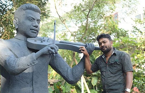 ഒരിക്കല്‍ പോലും കണ്ടിട്ടില്ല; എന്നും കണികാണാം; വീടിന്റെ മുറ്റത്ത് ബാലഭാസ്‌കറിന്റെ ശില്‍പ്പം ഒരുക്കി യുവാവ്