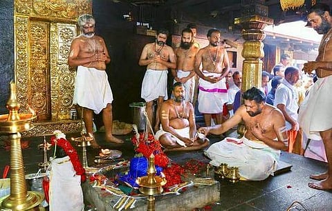 തന്ത്രിയാവാന്‍ ആളില്ല; രാജീവരെ മാറ്റാന്‍ ദേവസ്വം ബോര്‍ഡ്, 19 പേരുടെ പട്ടിക തയാറാക്കി, സ്ഥാനമേല്‍ക്കാനില്ലെന്ന് പട്ടികയിലുള്ളവര്‍