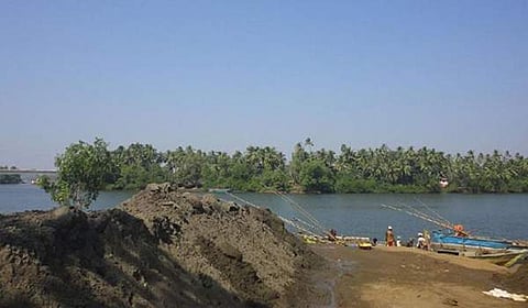 ആലപ്പാട് ഖനനം : മുഖ്യമന്ത്രി വിളിച്ച ഉന്നതതല യോ​ഗം വൈകീട്ട് ; ഖനനത്തിനെതിരായ ഹർജി ഇന്ന് ഹരിത ട്രൈബ്യൂണലിൽ