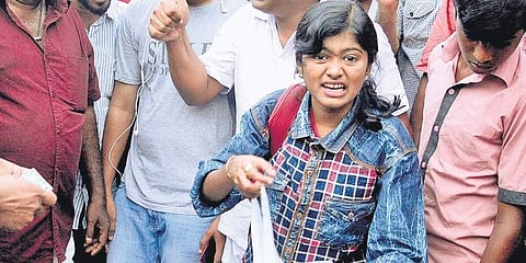ഹനാന് വീണ്ടും അപകടം; കാറിന്റെ ഡോര്‍ ഇടിച്ച് തലയ്ക്ക് പരിക്ക്, ആശുപത്രിയില്‍ 