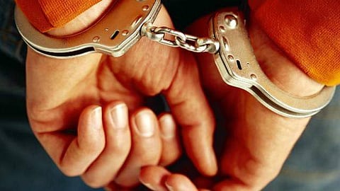 വിവാഹം ക്ഷണിക്കാനെന്ന് പറഞ്ഞ് വീട്ടില്‍ കയറി, മാല പൊട്ടിക്കാന്‍ ശ്രമം, ഭര്‍ത്താവിനെ കൊന്ന കേസിലെ പ്രതിയായ യുവതിയും സുഹൃത്തും അറസ്റ്റില്‍