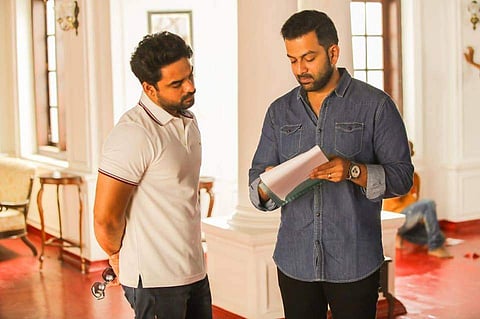 ബര്‍ത്ത്‌ഡേ കാര്‍ഡില്‍ എഴുതിയത് എന്താണെന്ന് പൃഥ്വിയുടെ വീട്ടില്‍ ചെന്ന് ചോദിക്കുന്ന ടൊവിനോ: പോസ്റ്റ് വൈറല്‍