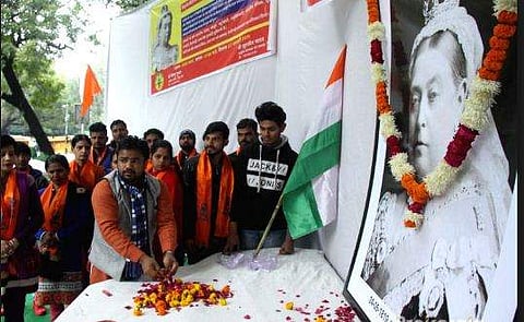 മുസ്‌ലിം ആധിപത്യത്തില്‍നിന്ന് ഇന്ത്യയെ മോചിപ്പിച്ചത് ബ്രിട്ടിഷ് രാജ്ഞി; ചരമവാര്‍ഷികം ആചരിച്ച് ഹിന്ദു സേന