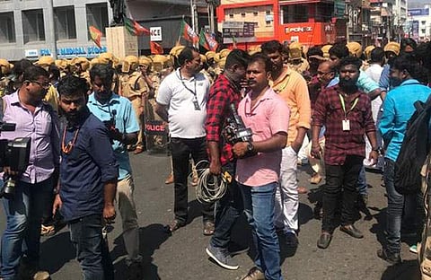 മാധ്യമങ്ങള്‍ക്കു നേരെ വ്യാപക അക്രമം, റിപ്പോര്‍ട്ടിങ് നിര്‍ത്തിവച്ചു, ബഹിഷ്‌കരിക്കാന്‍ ആഹ്വാനം