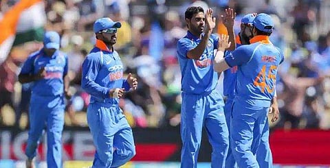 ലക്ഷ്യത്തിലേക്ക് തകര്‍ത്തടിച്ചു തുടങ്ങി കീവീസ്; ഇടയില്‍ വിലങ്ങുതടിയായി ഭുവി, രണ്ട് വിക്കറ്റ് വീണു