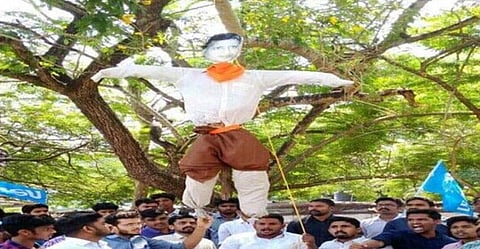 ഗോഡ്‌സെയെ പരസ്യമായി തൂക്കിലേറ്റി കെഎസ്‌യുവിന്റെ പകവീട്ടല്‍; ഹിന്ദുമഹാസഭയ്ക്ക് എതിരെ പ്രതിഷേധം കനക്കുന്നു