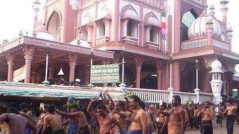 വാവര് പള്ളിയില്‍ കയറാന്‍ എത്തിയ രണ്ട് യുവതികള്‍ കസ്റ്റഡിയില്‍; പള്ളിയില്‍ അതീവ ജാഗ്രത