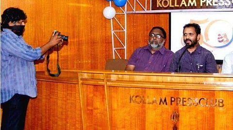 കറുത്ത തുണികൊണ്ട് വായ് മൂടിക്കെട്ടി കെ. സുരേന്ദ്രന്റെ ഫോട്ടോ എടുത്ത് മാധ്യമ പ്രവര്‍ത്തകന്റെ പ്രതിഷേധം; ഫോട്ടോ വൈറല്‍