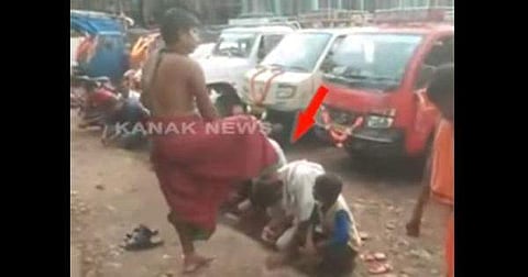 ഭക്തര്‍ക്ക് തലയില്‍ കാല്‍വെച്ച് അനുഗ്രഹം; പിന്നാലെ ഒരു ചവിട്ട്; പൂജാരിയുടെ വൈറല്‍ വീഡിയോ