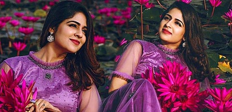 ആമ്പല്‍പ്പൂക്കള്‍ പറിച്ചെടുത്തും തോണിയില്‍ കിടന്നും മാളവിക വെയില്‍സ്; മലരിക്കലിലെ ഫോട്ടോഷൂട്ട് കാണാം