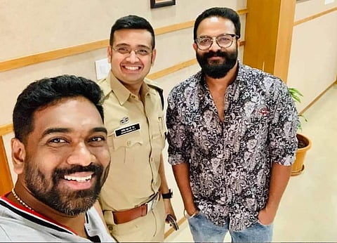 യതീഷ് ചന്ദ്ര സിനിമാ നടനായോ?: ജയസൂര്യയ്‌ക്കൊപ്പമുള്ള സെല്‍ഫിക്ക് പിന്നിലെ രഹസ്യമിതാണ്