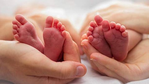 ഭാര്യ ഇരട്ടകുഞ്ഞുങ്ങള്‍ക്ക് ജന്മം നല്‍കി; രണ്ട് പെണ്‍കുട്ടികളെയും പോറ്റാനാവില്ലെന്ന് പിതാവ്; വില്‍പ്പനക്ക് ശ്രമം; അറസ്റ്റ്