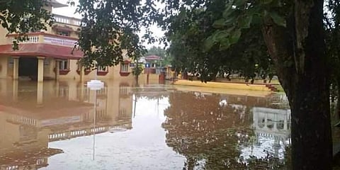കര്‍ണാടകയില്‍ ദുരിതപ്പെയ്ത്; അഞ്ചുമരണം, കോടികളുടെ നാശനഷ്ടം, ജനവാസകേന്ദ്രങ്ങള്‍ വെളളത്തില്‍ ( വീഡിയോ)