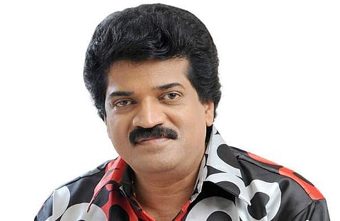 സമാന കേസുകളില്‍ പ്രതികളെ അറസ്റ്റ് ചെയ്യുമ്പോള്‍ ഇതില്‍ മാത്രം എന്താണ് പ്രത്യേകത?; എം ജി ശ്രീകുമാറിന്റെ കായല്‍ കയ്യേറ്റ കേസില്‍ വിജിലന്‍സിനെതിരെ കോടതി